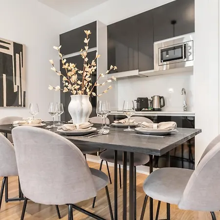 With Picasso Vibes By Rems Apartment