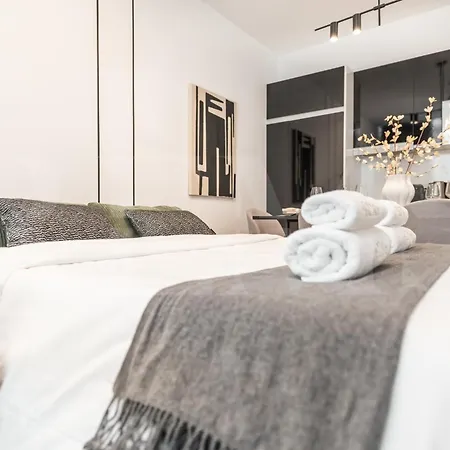 With Picasso Vibes By Rems Apartment